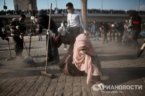 Dismantling barricades and clearing garbage in Cairo’s Tahrir Square Dismantling barricades and clearing garbage in Cairo’s Tahrir Square - Sputnik International
