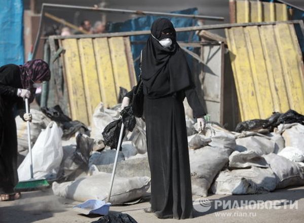 Dismantling barricades and clearing garbage in Cairo’s Tahrir Square Dismantling barricades and clearing garbage in Cairo’s Tahrir Square - Sputnik International