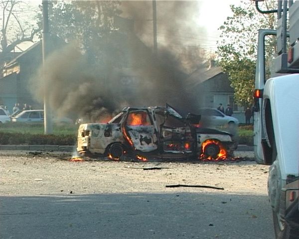 A Lada Priora car, stopped at the Gubden checkpoint for an inspection by security guards as it was heading toward the scene of the previous explosion. - Sputnik International