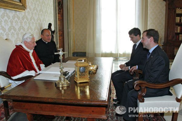 President Medvedev meets with Pope and Berlusconi in Rome - Sputnik International