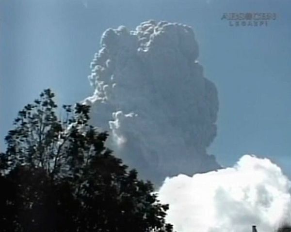 Villagers flee from volcano in Philippines - Sputnik International
