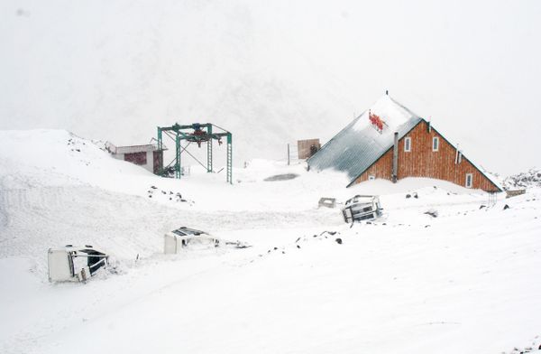 A cable car used to carry skiers up the slopes of Mt. Elbrus was hit by an explosion. - Sputnik International