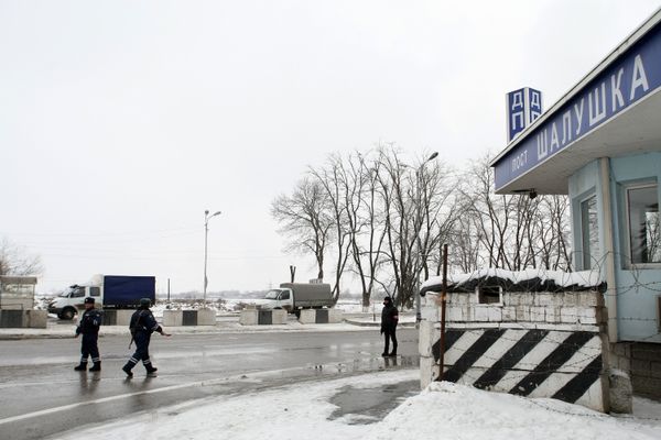 Three groups of militants comprising up to 12 assailants attacked various law-enforcement buildings in Russia's North Caucasus city of Nalchik - Sputnik International