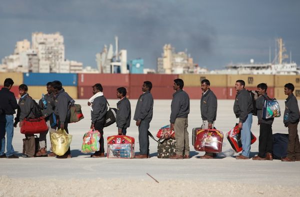 Refugees flee Libya through Benghazi port - Sputnik International