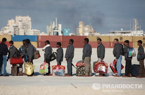 Refugees flee Libya through Benghazi port - Sputnik International