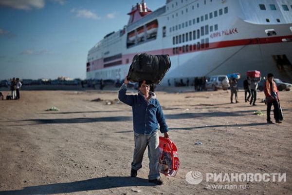 Refugees flee Libya through Benghazi port - Sputnik International