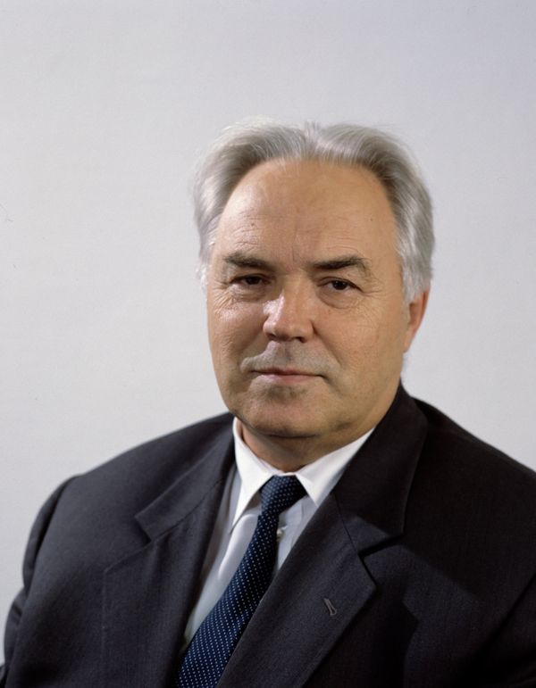Mikhail Simonov, the former chief designer at the Sukhoi aircraft design bureau who was known as the father of the Su-27 family of fighter jets, died on Friday aged 82. Mikhail Simonov, the former chief designer at the Sukhoi aircraft design bureau who was known as the father of the Su-27 family of fighter jets, died on Friday aged 82. - Sputnik International