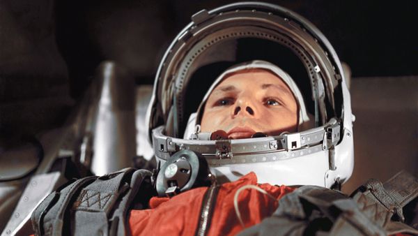 A green pedestrian walkway lined with 200 young oak trees with granite plates honoring Yuri Gagarin and Neil Armstrong was opened in Houston, Texas Friday - Sputnik International