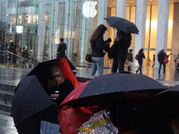 First lucky buyers of iPad 2‎ at Apple store on Fifth Avenue - Sputnik International