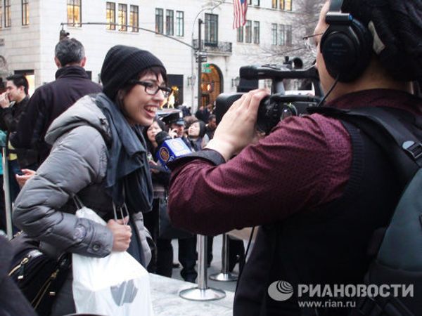 First lucky buyers of iPad 2‎ at Apple store on Fifth Avenue - Sputnik International