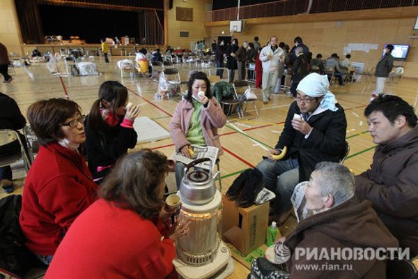 Japanese quake victims find refuge in a sports hall - Sputnik International