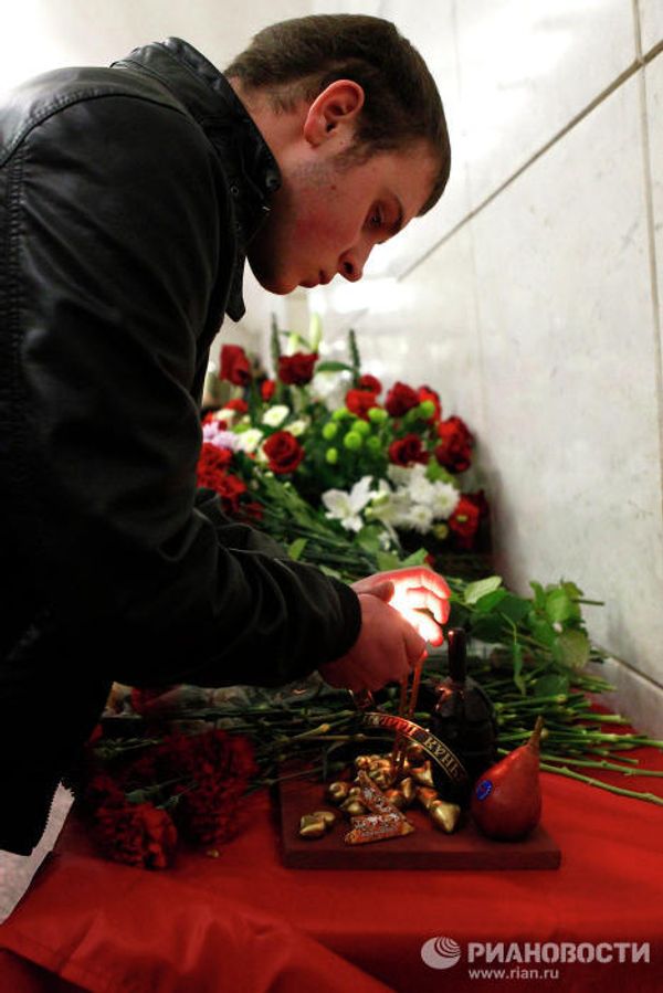 Flowers commemorate victims of deadly blasts in Moscow metro - Sputnik International