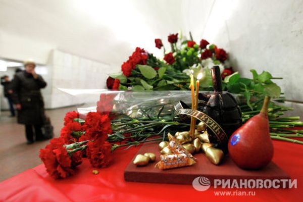 Flowers commemorate victims of deadly blasts in Moscow metro - Sputnik International