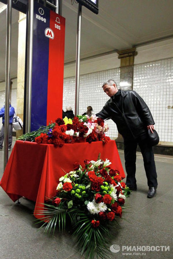 Flowers commemorate victims of deadly blasts in Moscow metro - Sputnik International