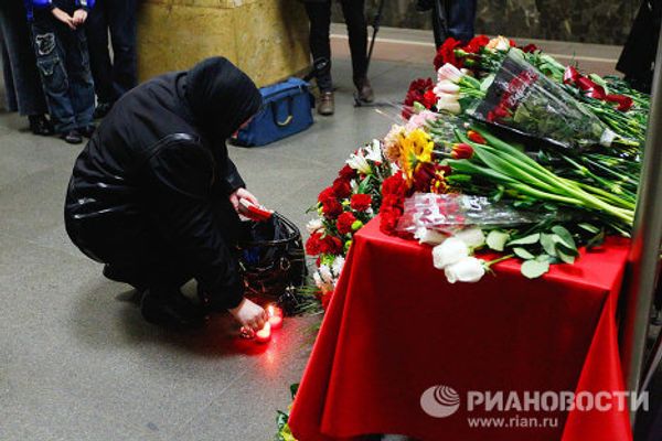 Flowers commemorate victims of deadly blasts in Moscow metro - Sputnik International
