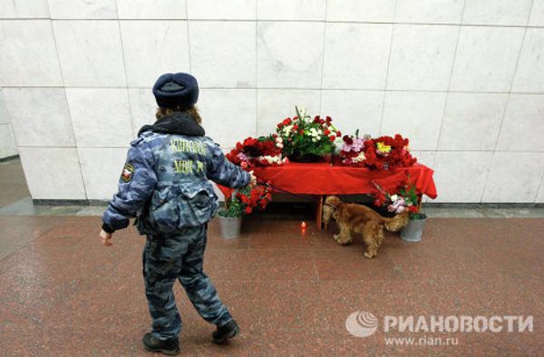 Flowers commemorate victims of deadly blasts in Moscow metro - Sputnik International