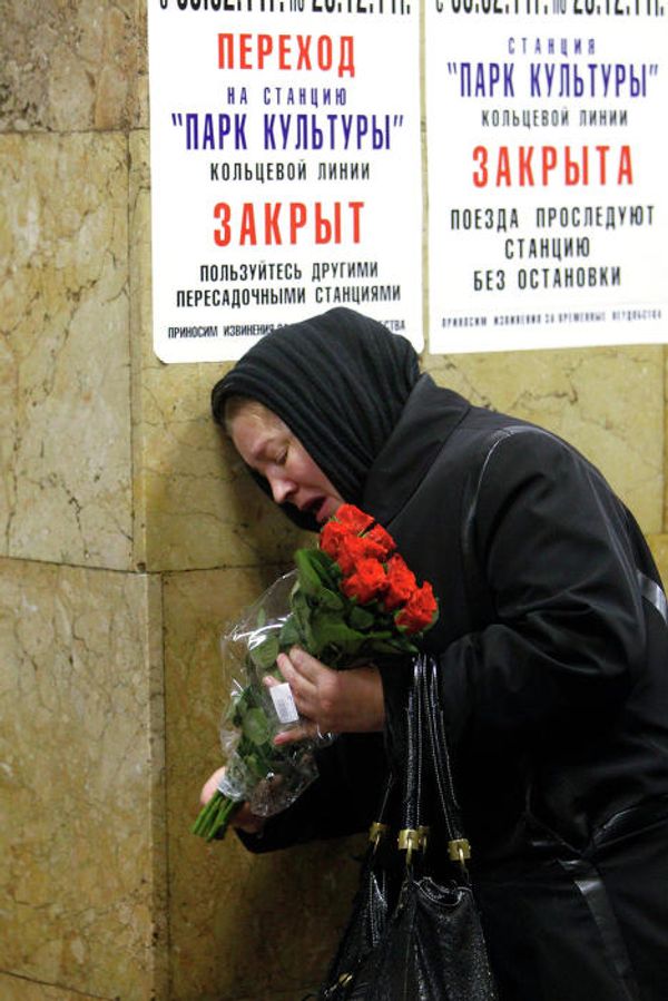 Flowers commemorate victims of deadly blasts in Moscow metro - Sputnik International