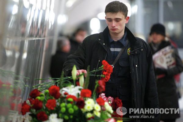 Flowers commemorate victims of deadly blasts in Moscow metro - Sputnik International