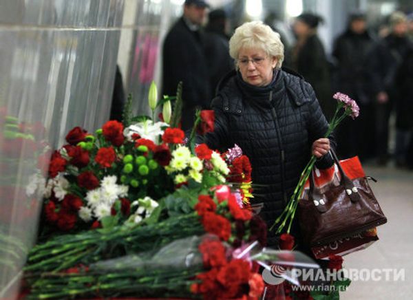 Flowers commemorate victims of deadly blasts in Moscow metro - Sputnik International