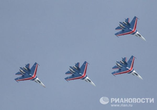 Russkiye Vityazi and  Strizhi aerobatic teams in training - Sputnik International