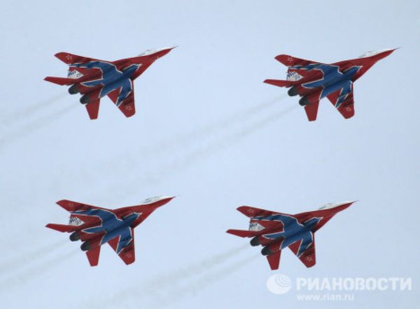 Russkiye Vityazi and  Strizhi aerobatic teams in training - Sputnik International