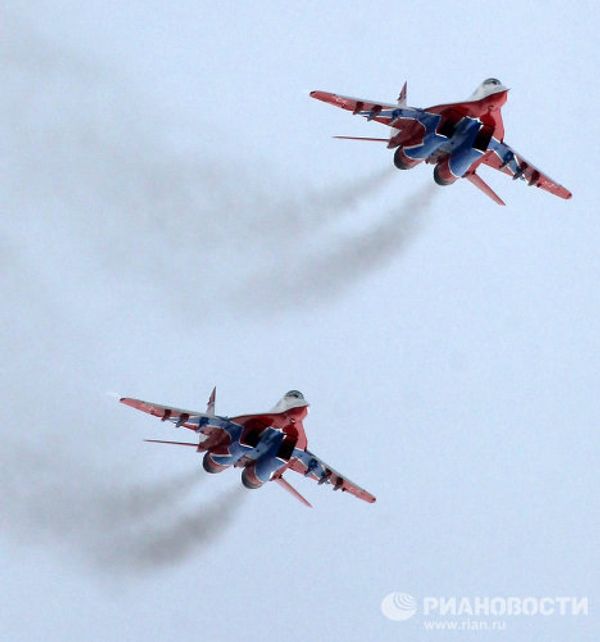 Russkiye Vityazi and  Strizhi aerobatic teams in training - Sputnik International