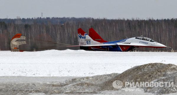 Russkiye Vityazi and  Strizhi aerobatic teams in training - Sputnik International