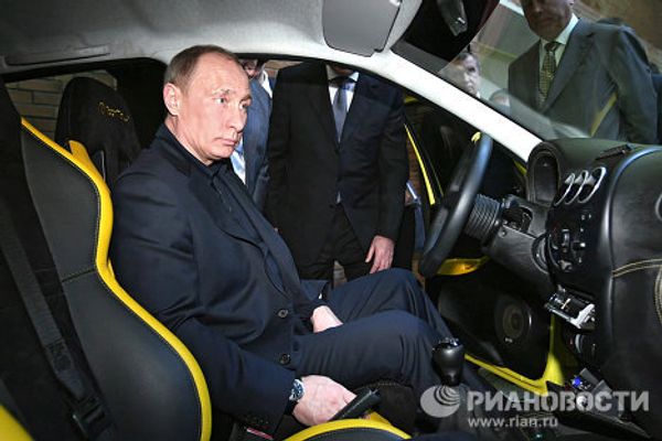 Putin gets behind the wheel - Sputnik International