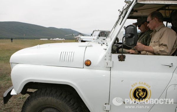Putin gets behind the wheel - Sputnik International