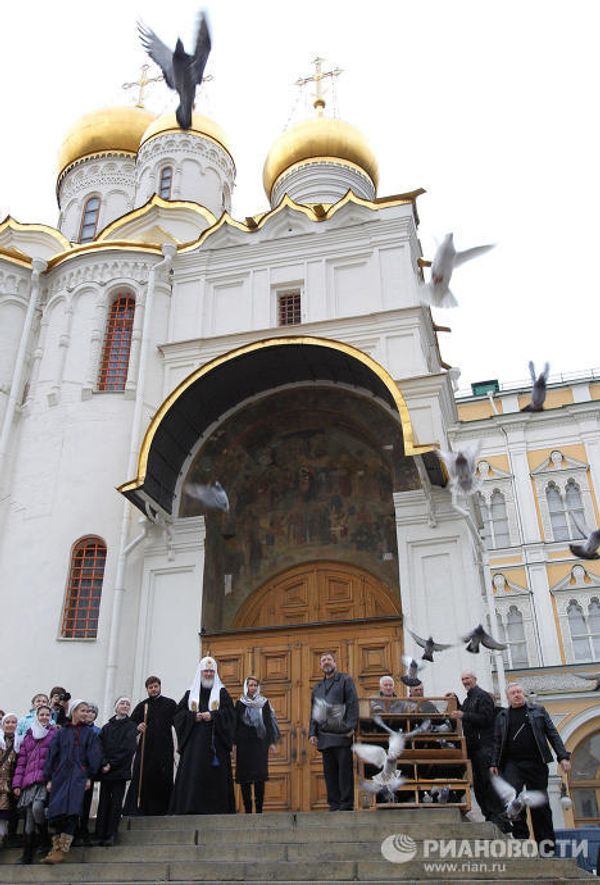 Patriarch Kirill and Svetlana Medvedev release doves on Annunciation Day  - Sputnik International