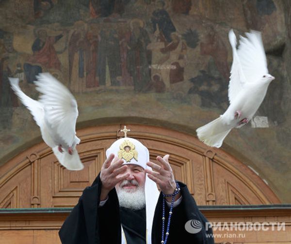 Patriarch Kirill and Svetlana Medvedev release doves on Annunciation Day  - Sputnik International