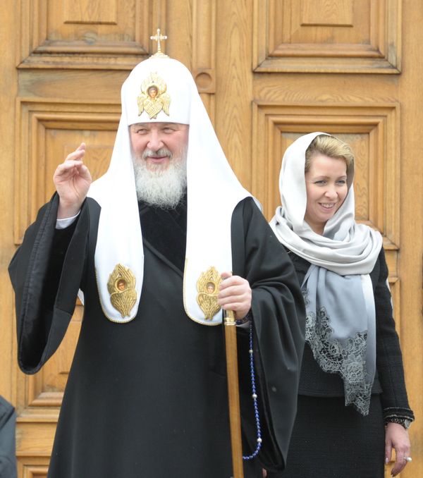Patriarch Kirill and Svetlana Medvedev release doves on Annunciation Day  - Sputnik International