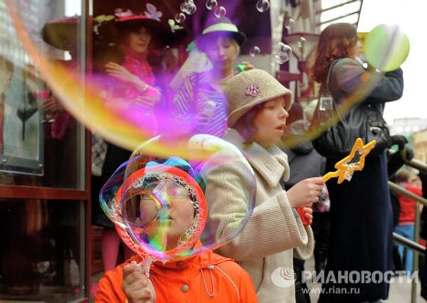 Soap bubble flashmob on Arbat Street - Sputnik International