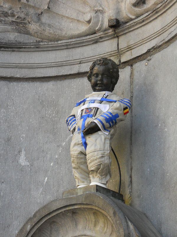 Brussels dresses Manneken Pis in spacesuit to honor Gagarin - Sputnik International