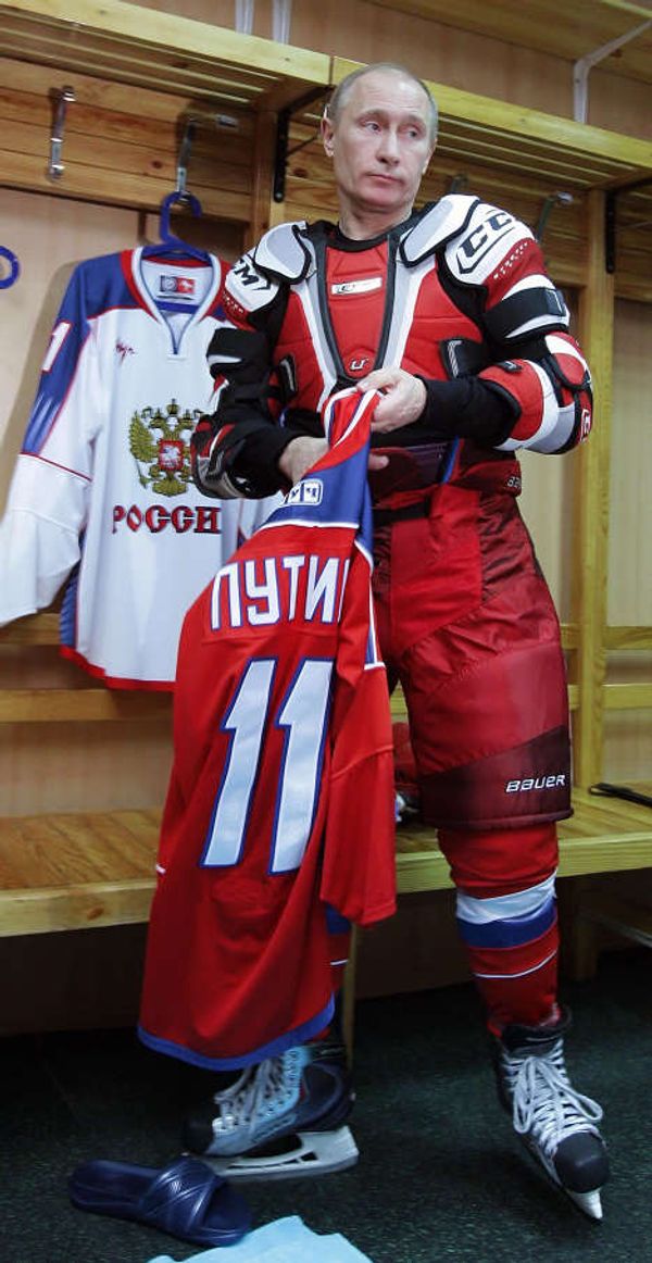 Novice skater Putin plays ice-hockey - Sputnik International