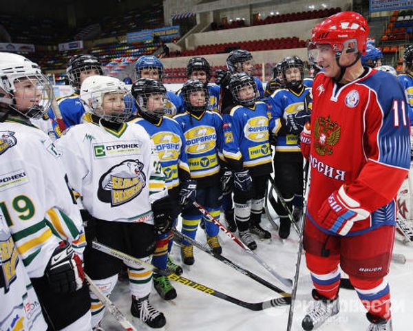 Novice skater Putin plays ice-hockey - Sputnik International