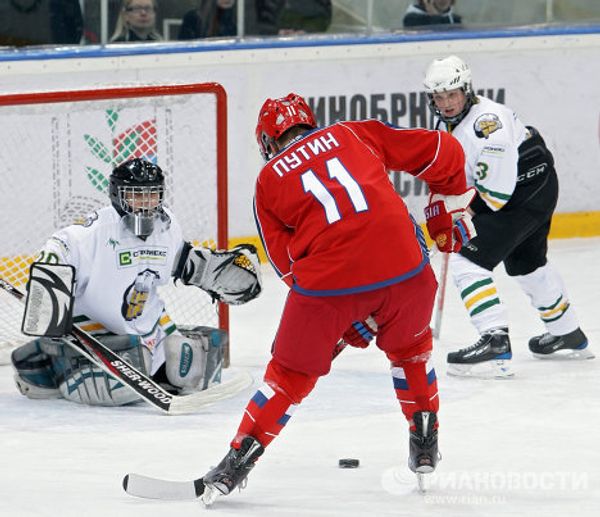 Novice skater Putin plays ice-hockey - Sputnik International