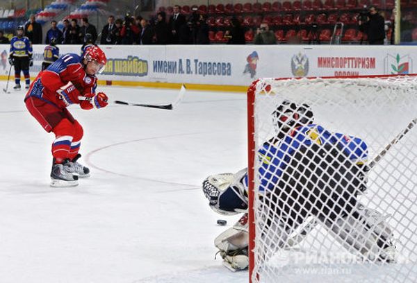 Novice skater Putin plays ice-hockey - Sputnik International