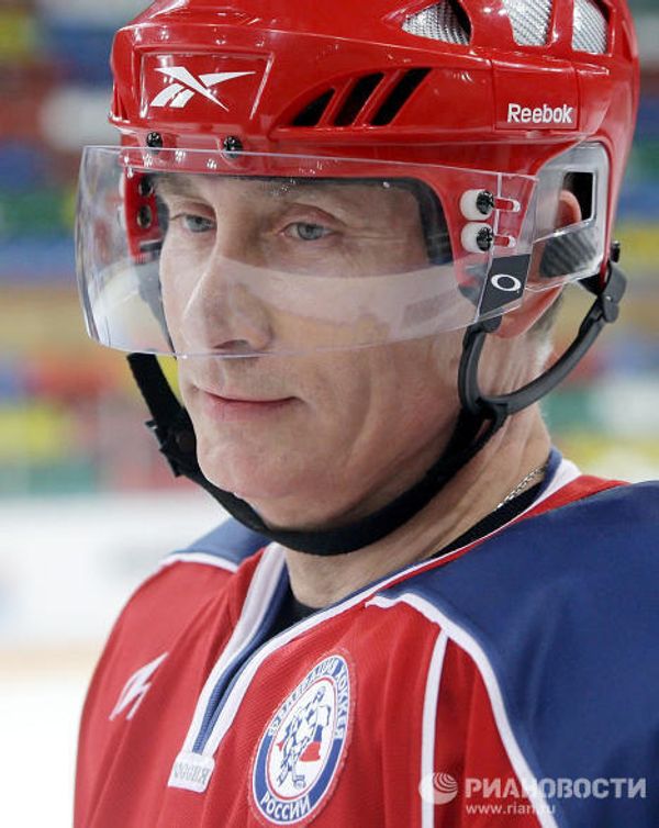 Novice skater Putin plays ice-hockey - Sputnik International