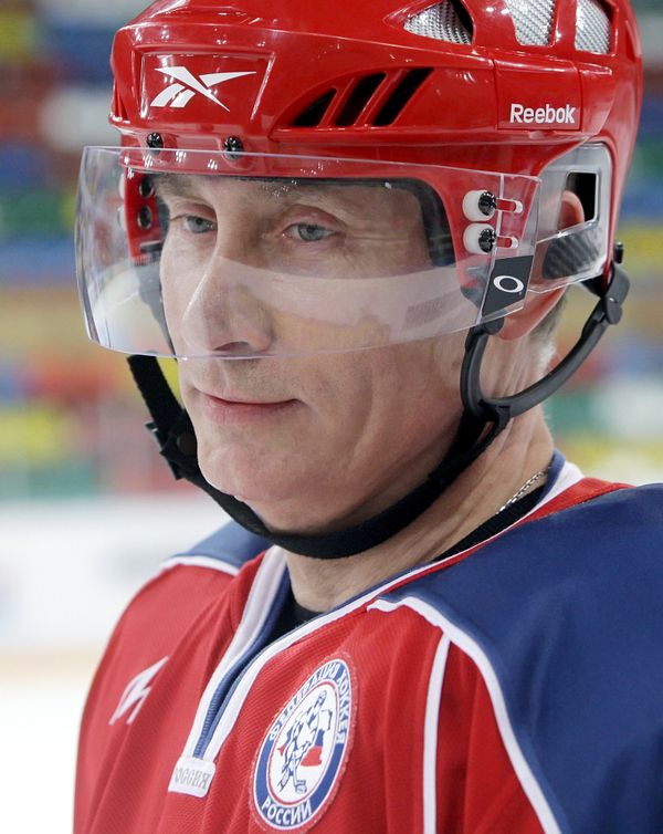 Novice skater Putin plays ice-hockey - Sputnik International