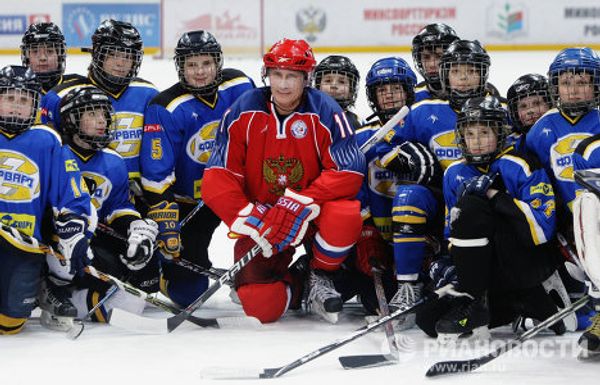 Novice skater Putin plays ice-hockey - Sputnik International
