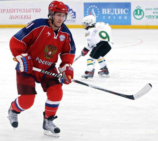 Novice skater Putin plays ice-hockey - Sputnik International