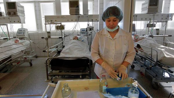 Russian Parliament lawmakers from the Communist Party Valery Rashkin and Sergei Obukhov call for the country's Ministry of Health to take part in the World Health Organization (WHO) humanitarian medical aid supplies to Ukraine. - Sputnik International