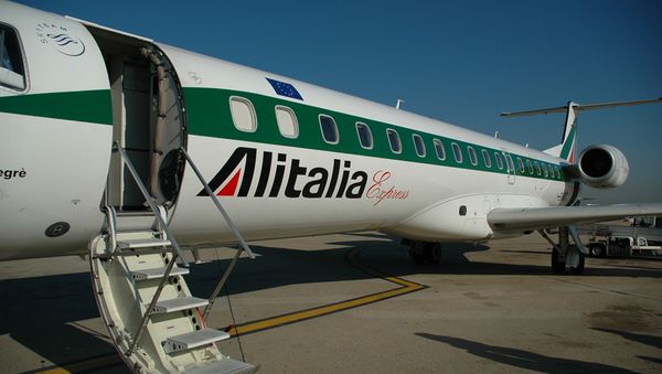 Alitalia, the largest Italian airline, plans to let go of 994 employees, the Italian news agency Adnkronos reported Saturday. - Sputnik International