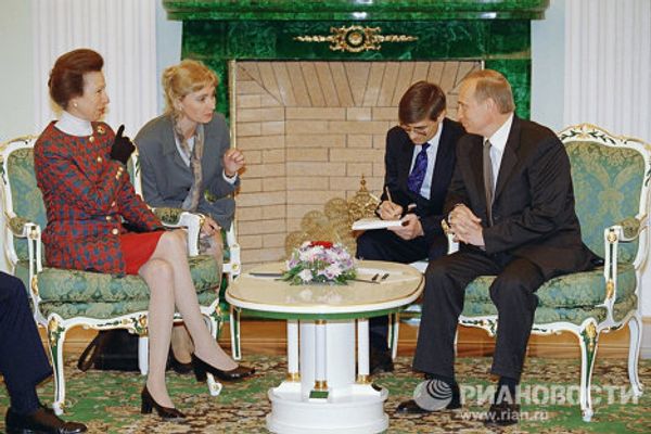 Vladimir Putin crosses paths with royalty Vladimir Putin crosses paths with royalty - Sputnik International