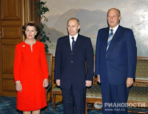 Vladimir Putin crosses paths with royalty Vladimir Putin crosses paths with royalty - Sputnik International