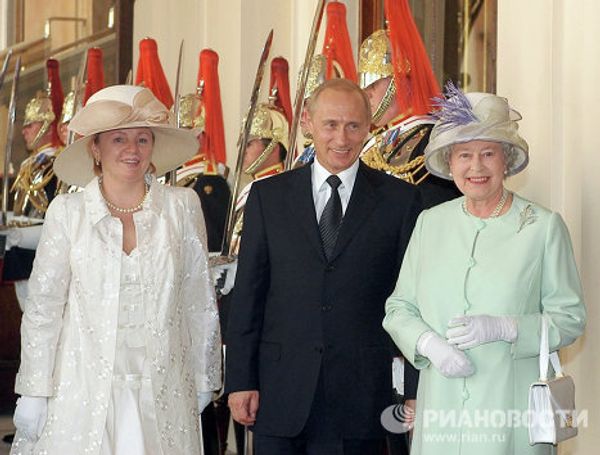 Vladimir Putin crosses paths with royalty Vladimir Putin crosses paths with royalty - Sputnik International