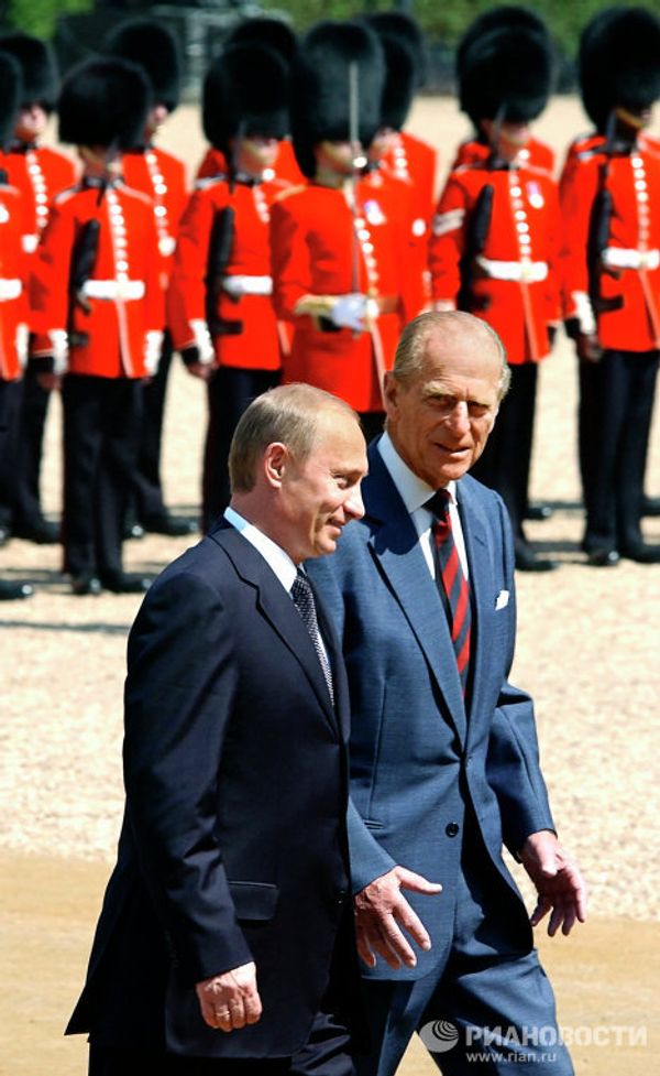 Vladimir Putin crosses paths with royalty Vladimir Putin crosses paths with royalty - Sputnik International