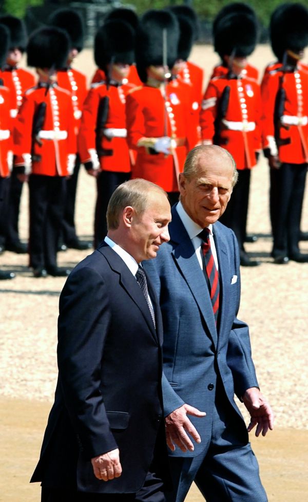 Vladimir Putin crosses paths with royalty - Sputnik International