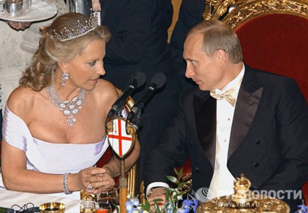 Vladimir Putin crosses paths with royalty Vladimir Putin crosses paths with royalty - Sputnik International